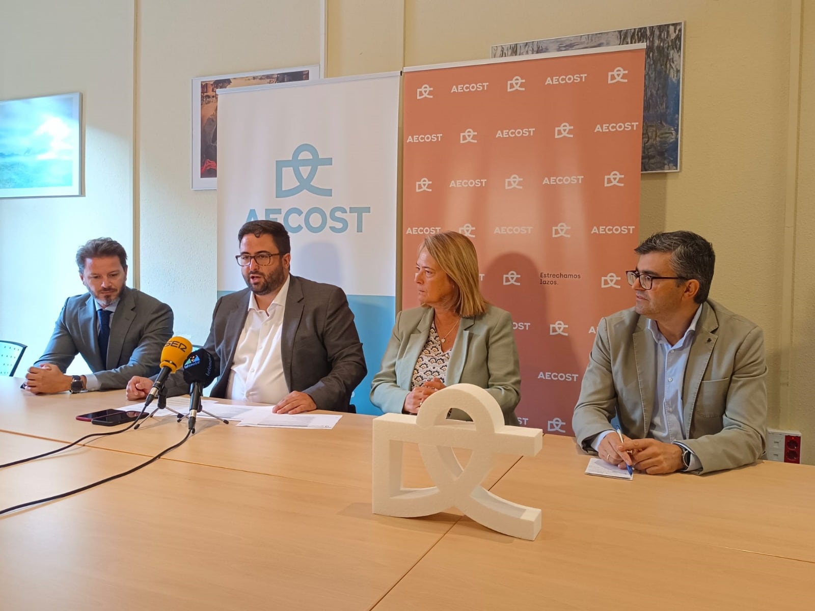 El presidente de la Asociación de Empresarios de la Costa Tropical, AECOST; el delegado territorial en Granada de la Consejería de Empleo, Empresa y Trabajo Autónomo de la Junta de Andalucía, Javier Martín; la alcaldesa de la ciudad, Luisa García Chamorro, y Carlos Castilla, director de la Escuela Internacional de Gerencia.