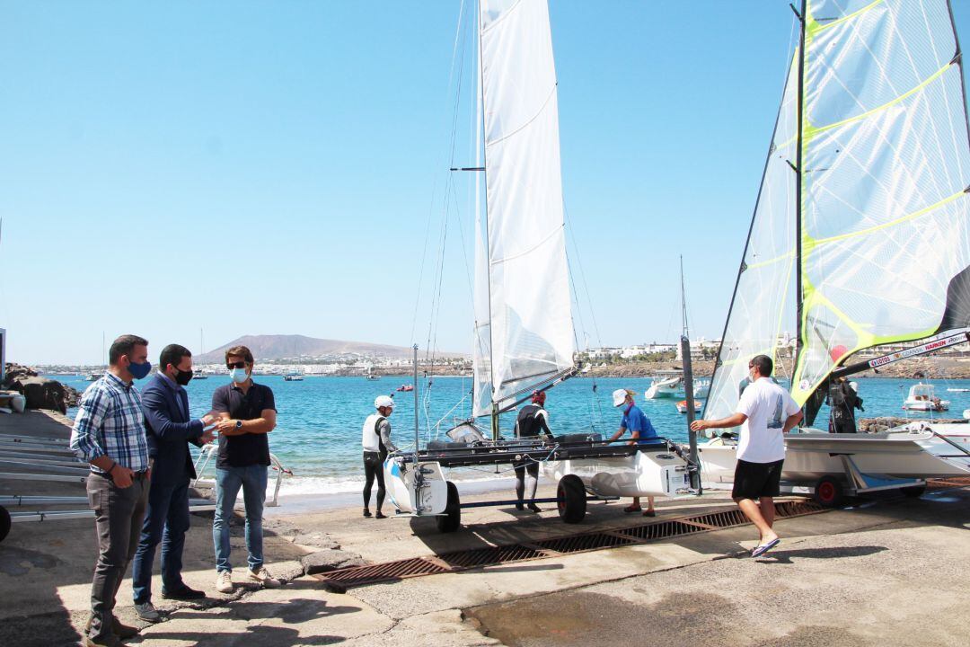 Visita del alcalde de Yaiza, Óscar Noda, a una jornada de entrenamientos en Marina Rubicón.