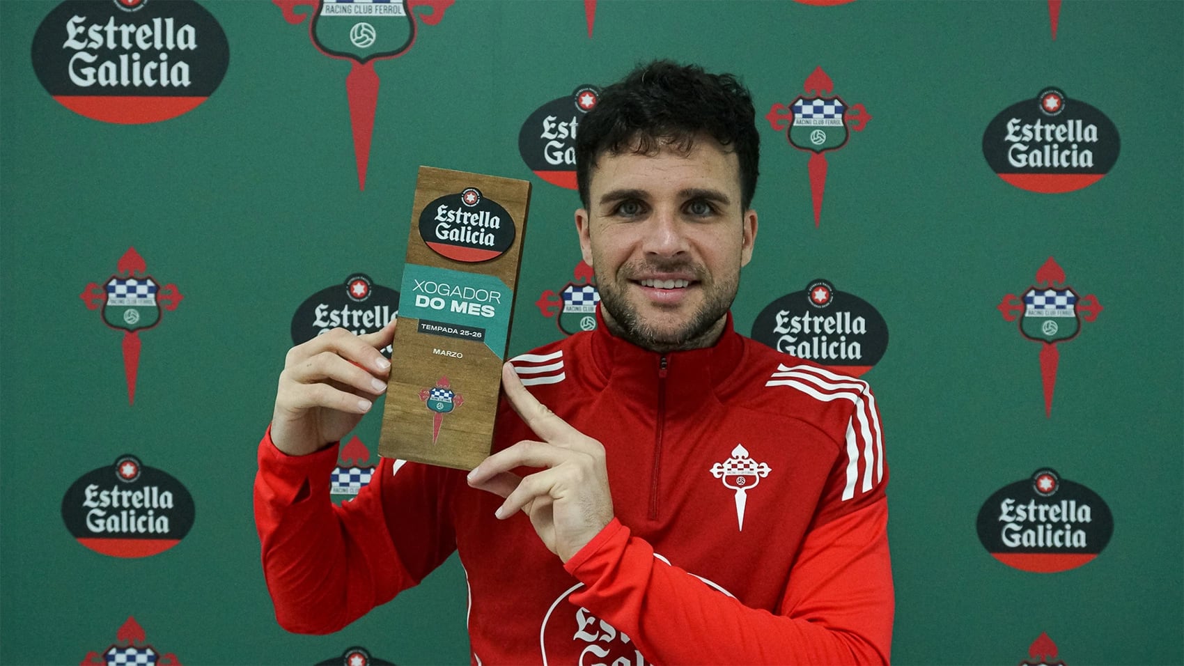 Álvaro Giménez, al recoger este miércoles el trofeo (foto: Racing Club Ferrol)