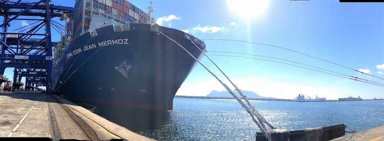 Un buque decontenedores en el puerto de Algeciras.