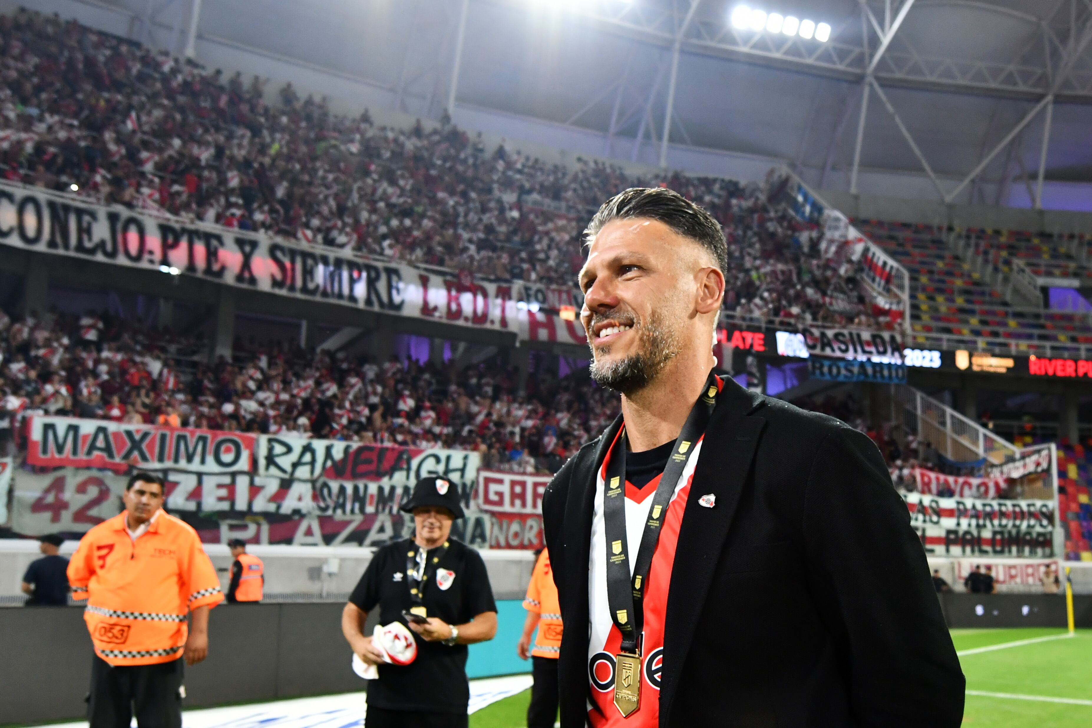 SANTIAGO DEL ESTERO, ARGENTINA - DECEMBER 22: Martín Demichelis head coach of River Plate celebrates with the champiuons' medal after winning the Trofeo de Campeones match between Rosario Central and River Plate at Estadio Unico Madre de Ciudades on December 22, 2023 in Santiago del Estero, Argentina. (Photo by Joaquín Camiletti/Getty Images)