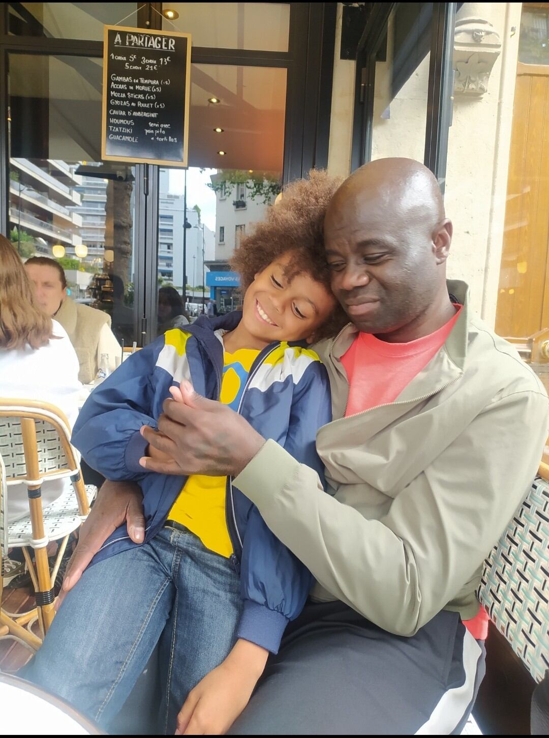 Modeste M'Bami con su pequeño Neil.