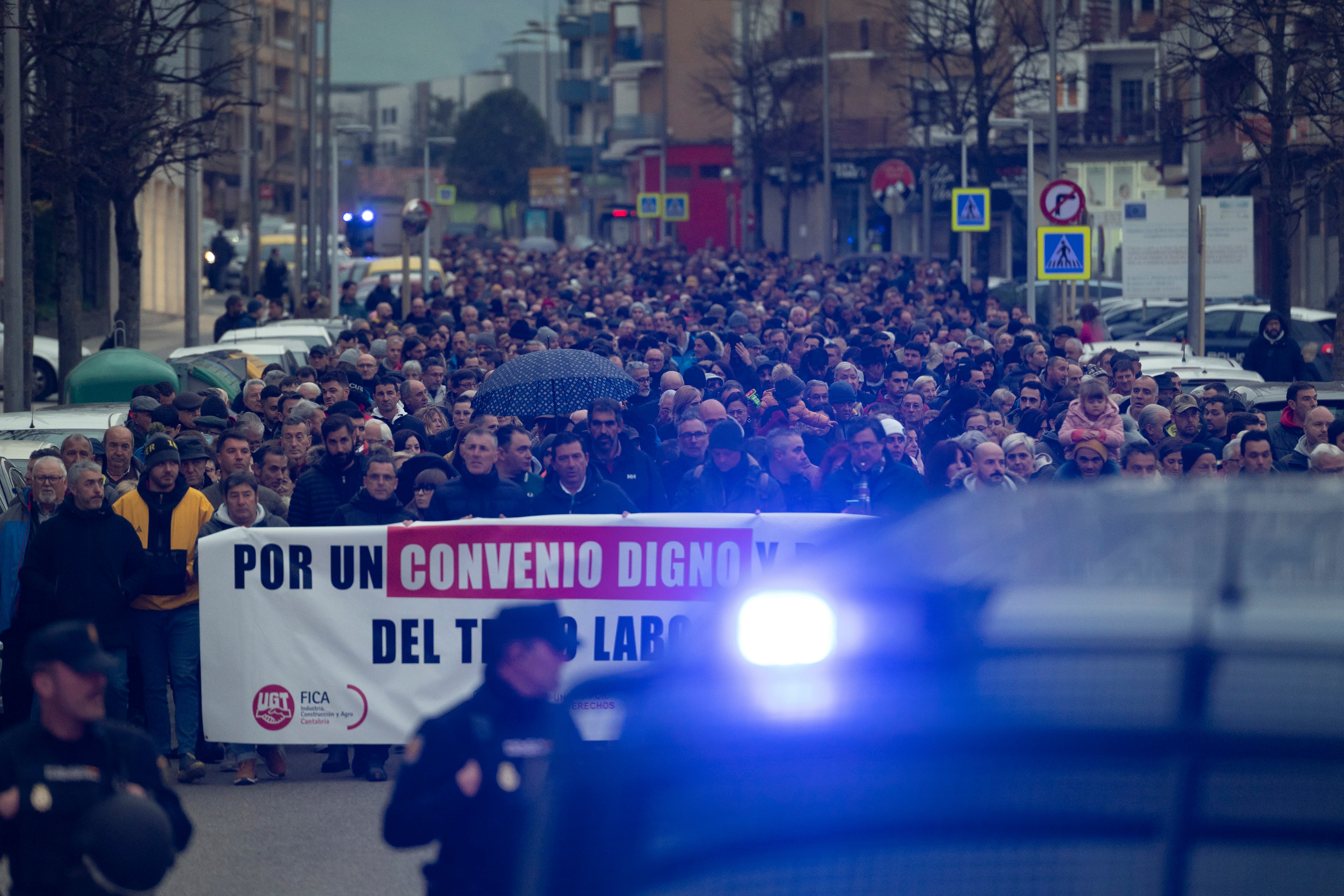 TORRELAVEGA (CANTABRIA), 03/03/2023.-Un momento de la tercera manifestación por el conflicto laboral en la empresa Aspla Plásticos Españoles, que llega a su día 34 en huelga y que este viernes recorre las calles de Torrelavega. EFE/ Pedro Puente Hoyos
