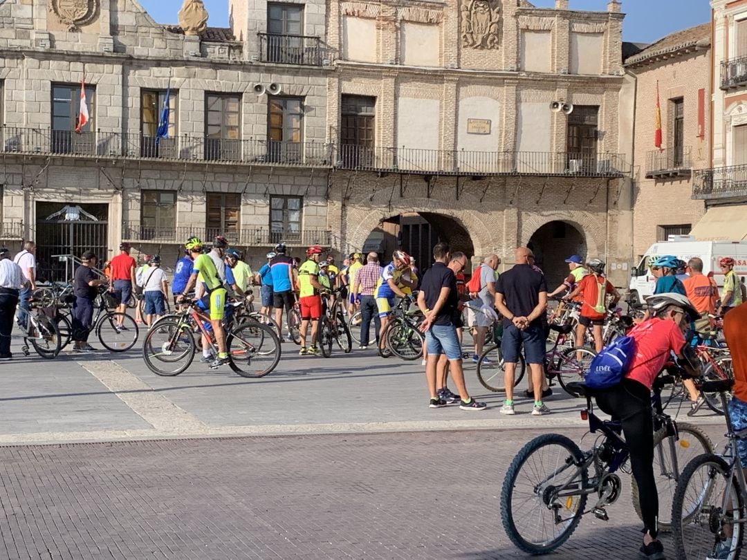 Concentración de ciclistas previa a la marcha