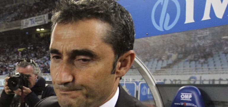 GRA433. SAN SEBASTIÁN, 27/09/2015.- El entrenador de la Real Sociedad, David Moyes, saluda al del Athletic Club, Ernesto Valverde (d), antes del encuentro de Liga en Primera División disputado esta noche en el estadio de Anoeta, en San Sebastián. EFE/Juan Herrero