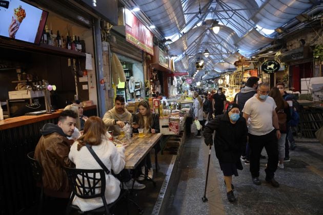 Gente comiendo y bebiendo en el mercado principal de Jerusalén. El interior de los restaurantes y bares solo está permitido para personas que estén completamente vacunadas