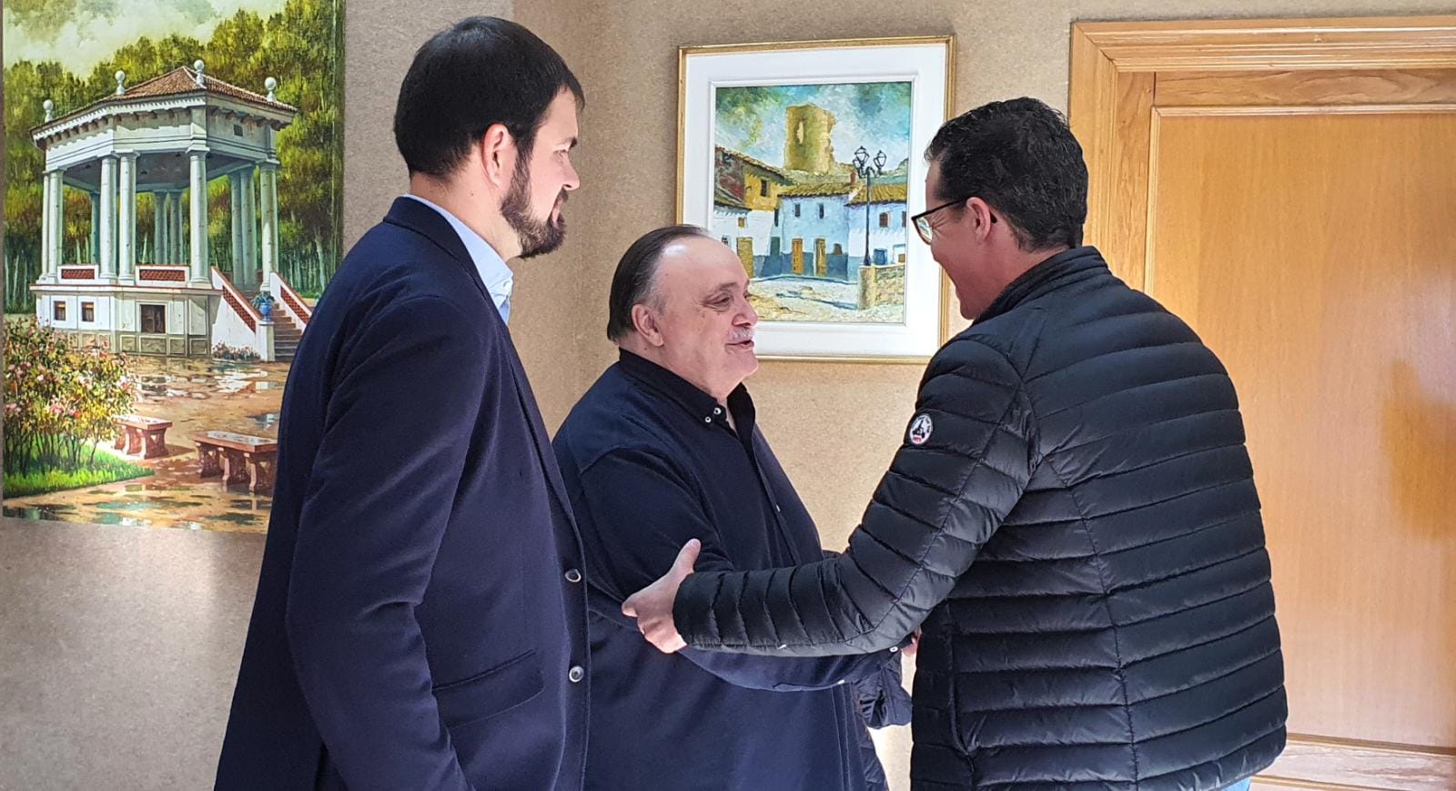 Alfaro felicitando a la familia de Ana María Sánchez