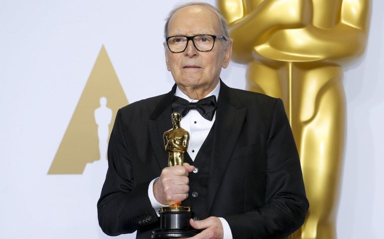 Ennio Morricone con su segundo Oscar, el primero por una Banda Sonora Original