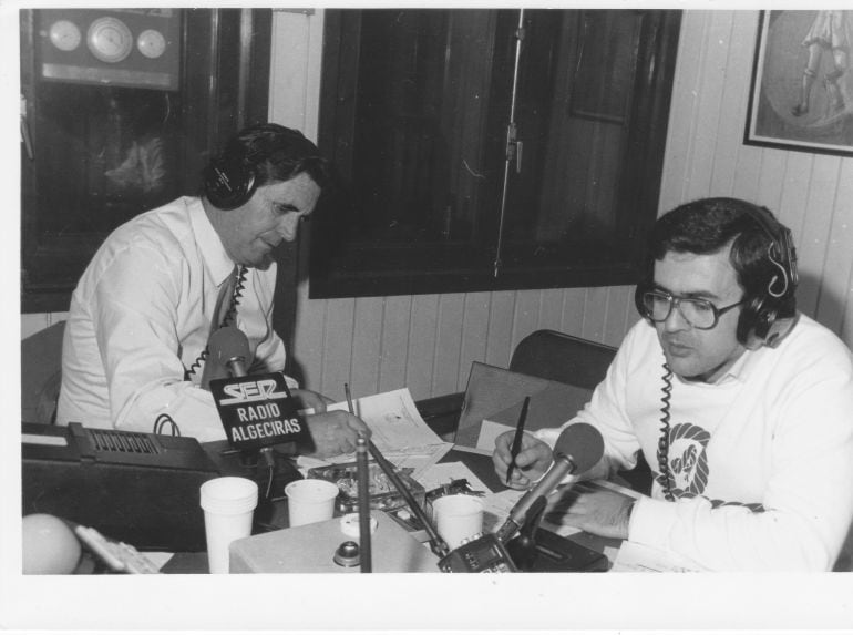 Andrés Gómez Serrano y Juan Carlos Narváez durante la emisión del programa especial Alerta Ovni en Radio Algeciras.