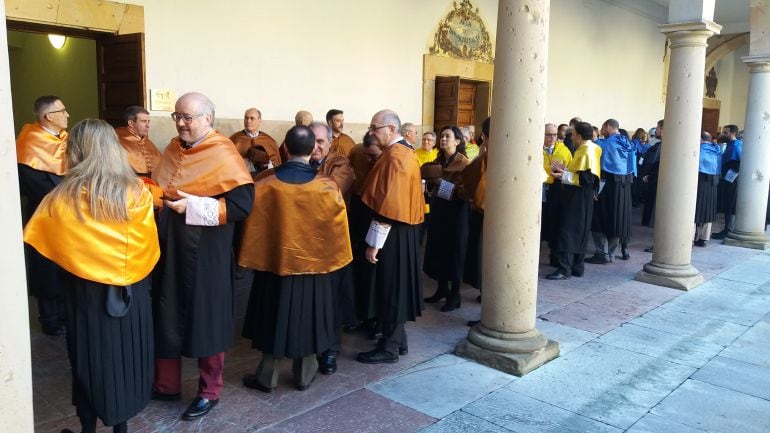 Algunos de los 162 revestidos que participaron en la celebración de la Festividad de Santo Tomás de Aquino en el Edificio Histórico de la Universidad de Oviedo.