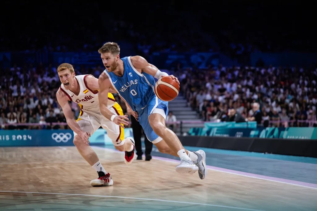 Alberto Díaz defendiendo a Thomas Walkup/ FIBA photo