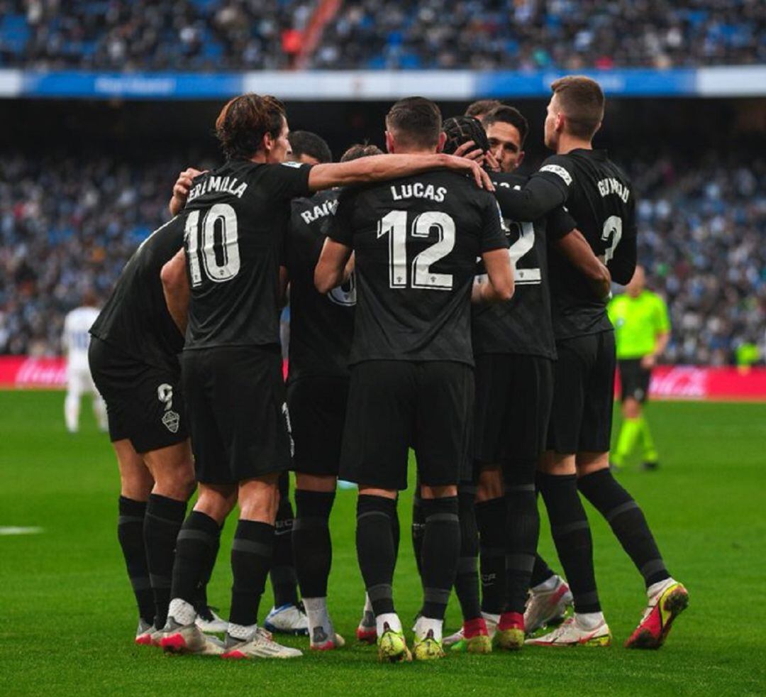 Los jugadores del Elche celebran uno de sus goles en el Bernabéu