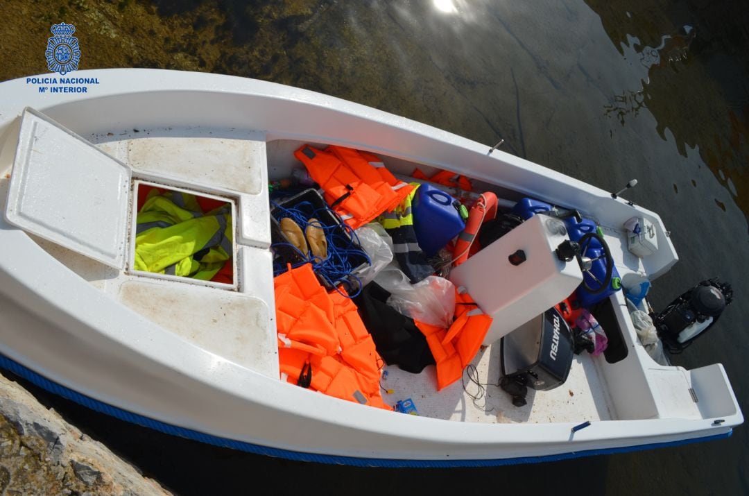 Imagen de archivo de una patera en aguas de las islas