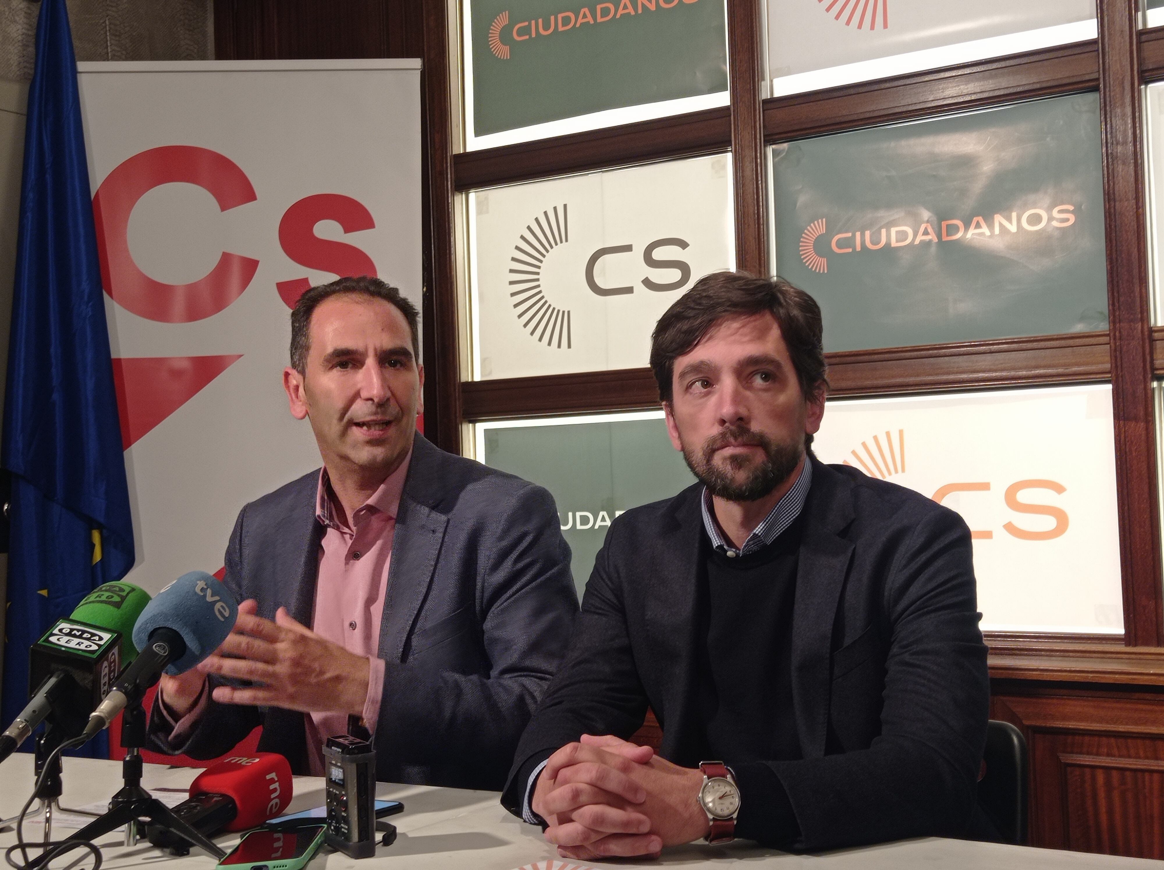 Mario Simón y Adrián Vázquez en la sede de campaña de Ciudadanos en Palencia