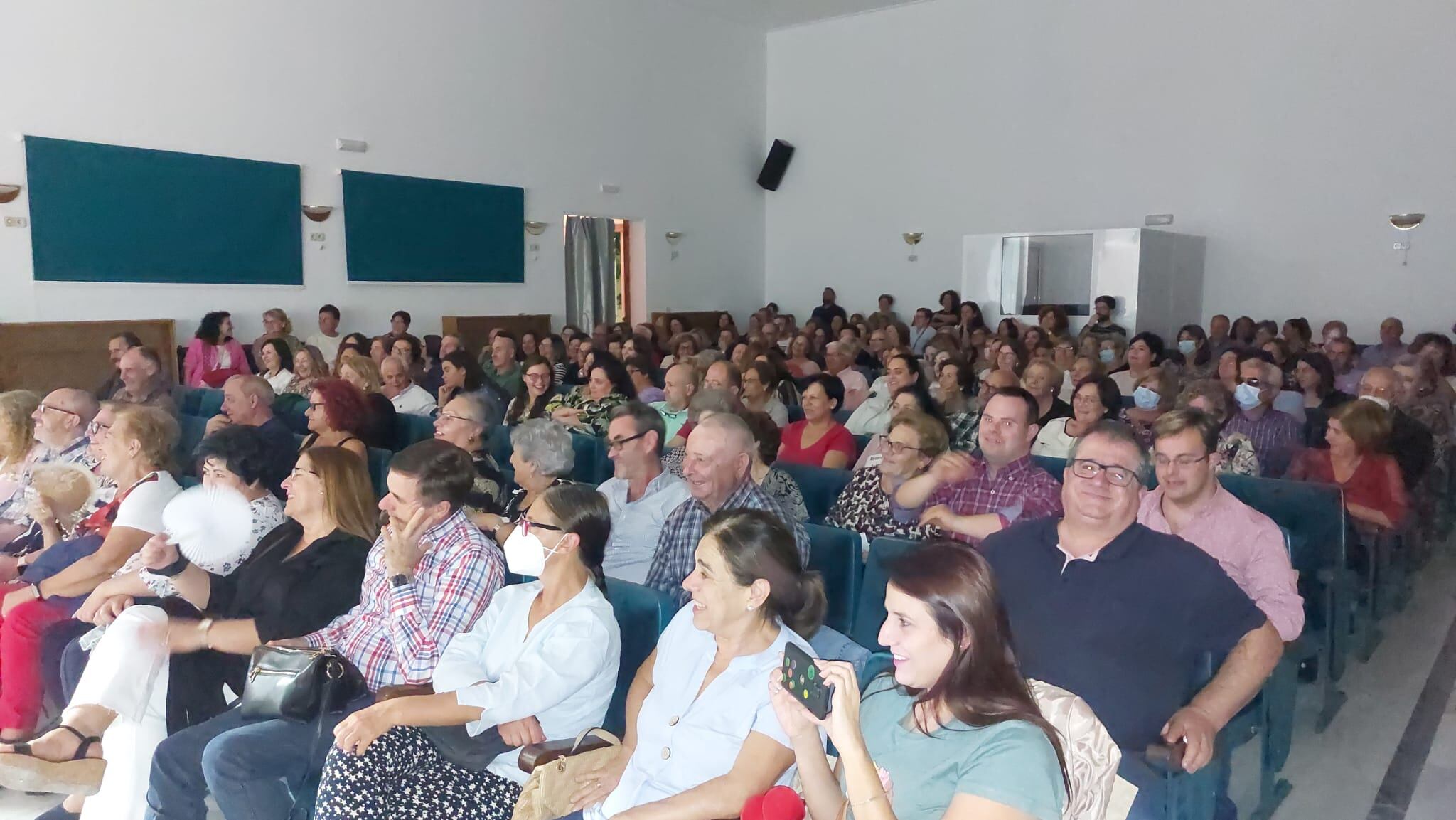 Aspecto que presentaba el Salón de actos de la Casa de la Cultura de Jódar, completamente lleno