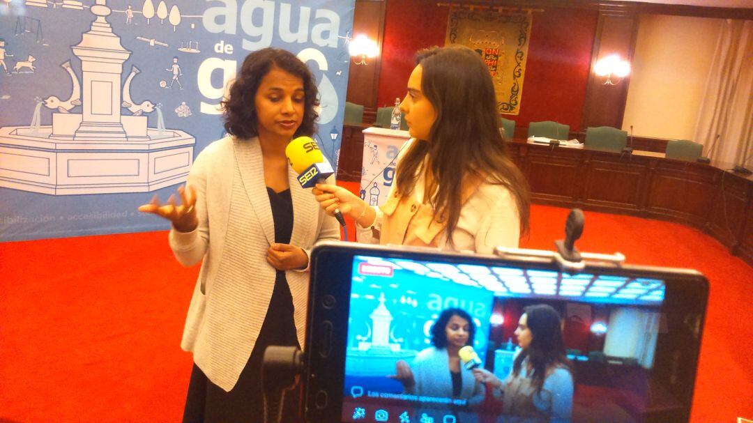 Meera Karunanathan, coordinadora internacional de Comunidades Azules y Sandra Moreno