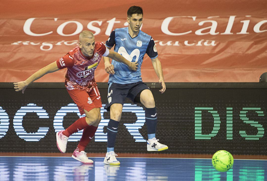 Miguelín va hacia el balón