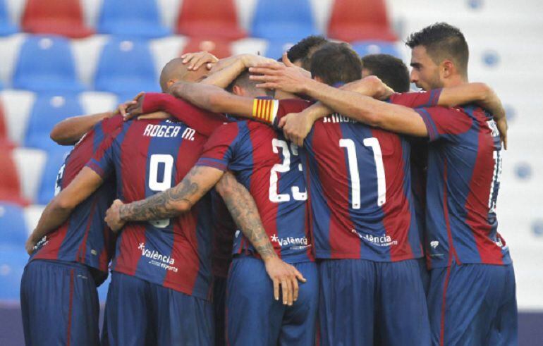 La plantilla del Levante se une en el césped