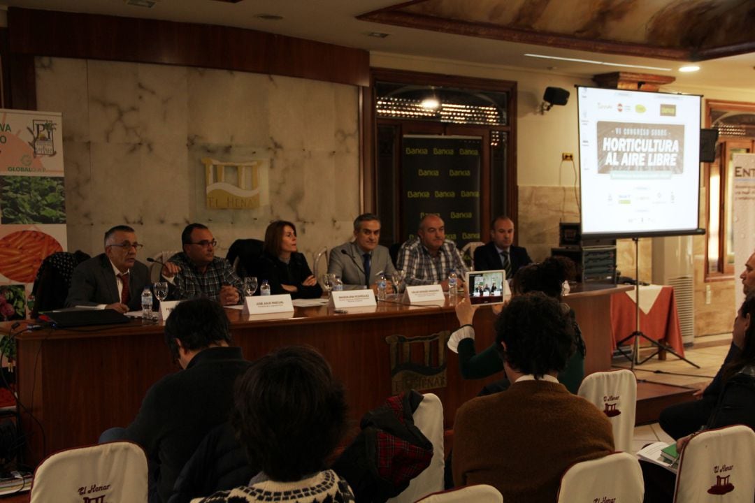 Representantes de distintas administraciones y asociaciones participan en la inauguración del VI Congreso de Horticultura celebrado en El Henar