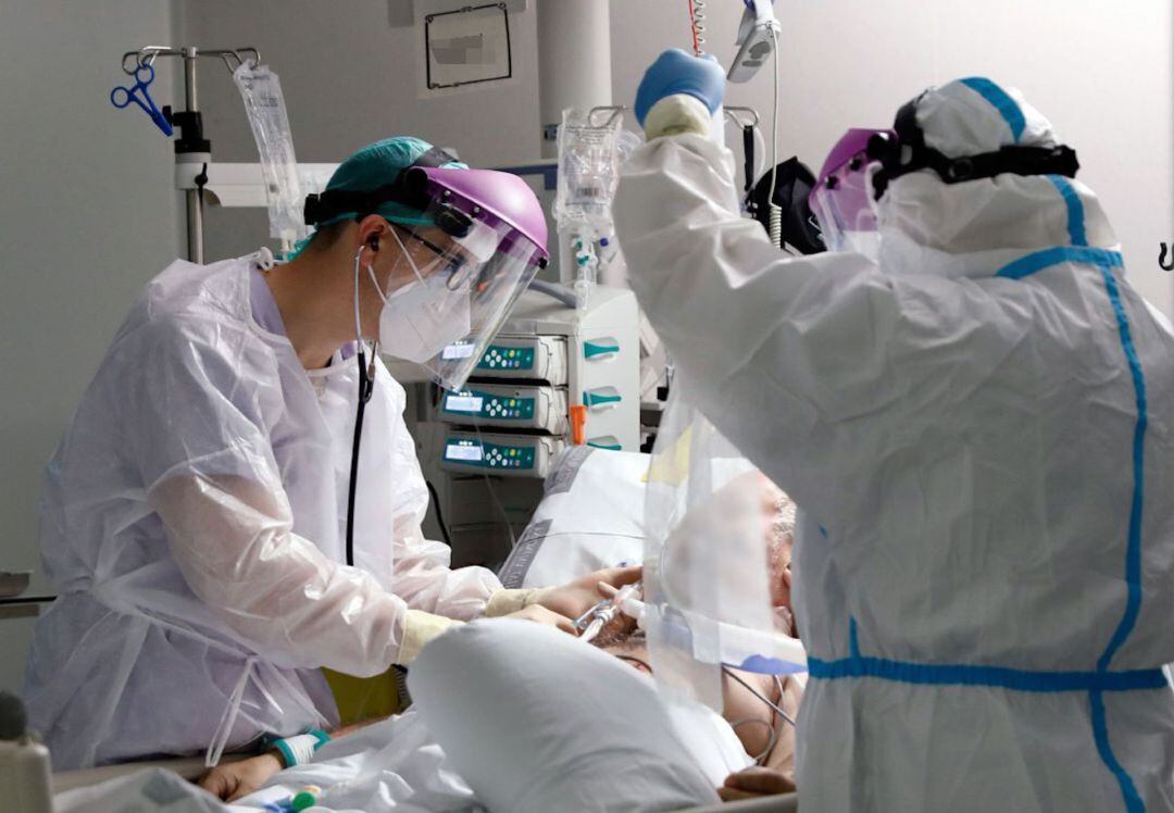 Personal médico atiende a un paciente en UCI