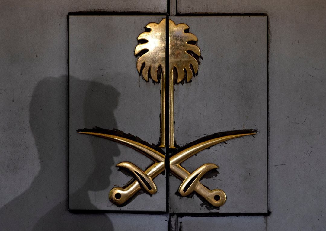 La silueta de un hombre se ve reflejada en la puerta del consulado de Arabia Saudí en Estambul, Turquía