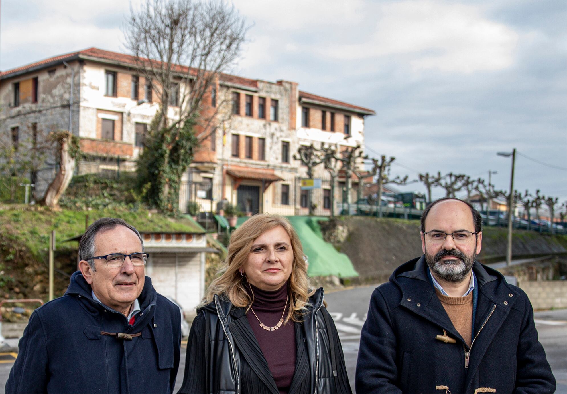 El portavoz del PSOE en Torrelavega, José Luis Urraca, junto a la secretaria de Organización del PSC-PSOE, Noelia Cobo, y al concejal socialista José Manuel Cruz Viadero.