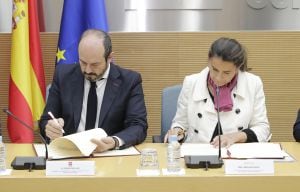 En el acto de rúbrica del convenio han participado Pedro Rollán, consejero de Transportes, Vivienda e Infraestructuras de la Comunidad de Madrid, y Amalia Blanco, directora general adjunta de Comunicación y Relaciones Externas de Bankia