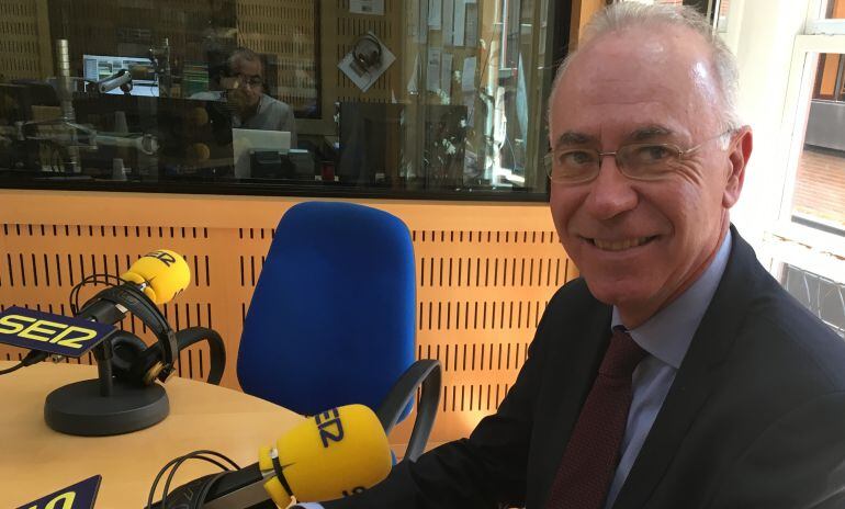 Antonio Navarro Corchón en los estudios de Radio Murcia