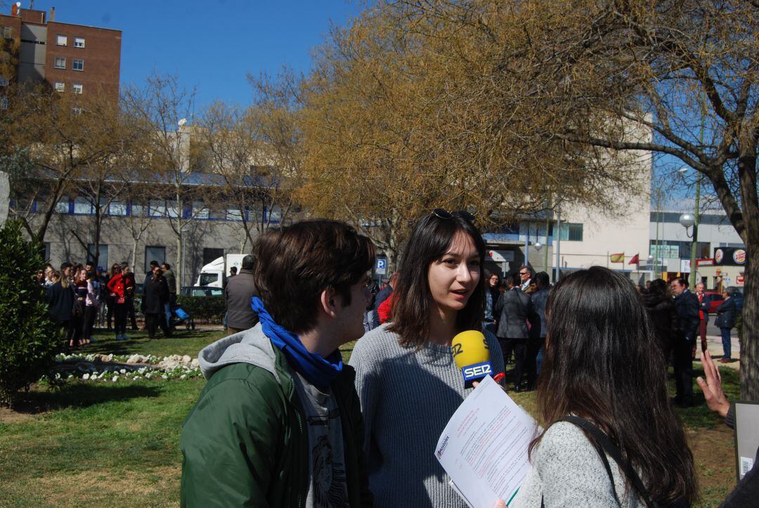 Sandra Moreno con dos alumnos del IES Rayuela de Móstoles que han participado en el homenaje