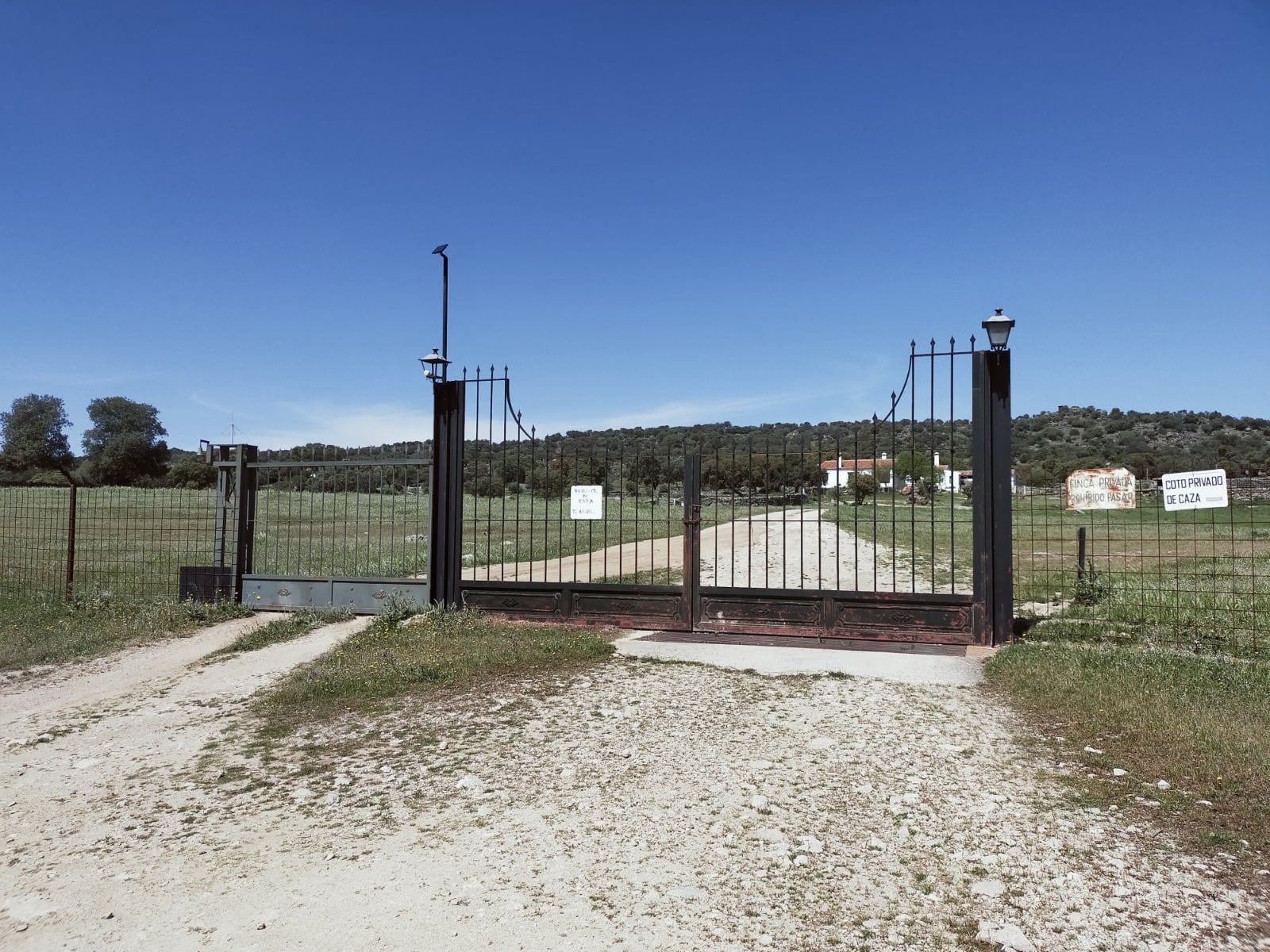 Puerta por la que hay que pasar para acceder a la Ermita de Santa Apolonia. Foto: Plataforma Talavera Natural en Acción