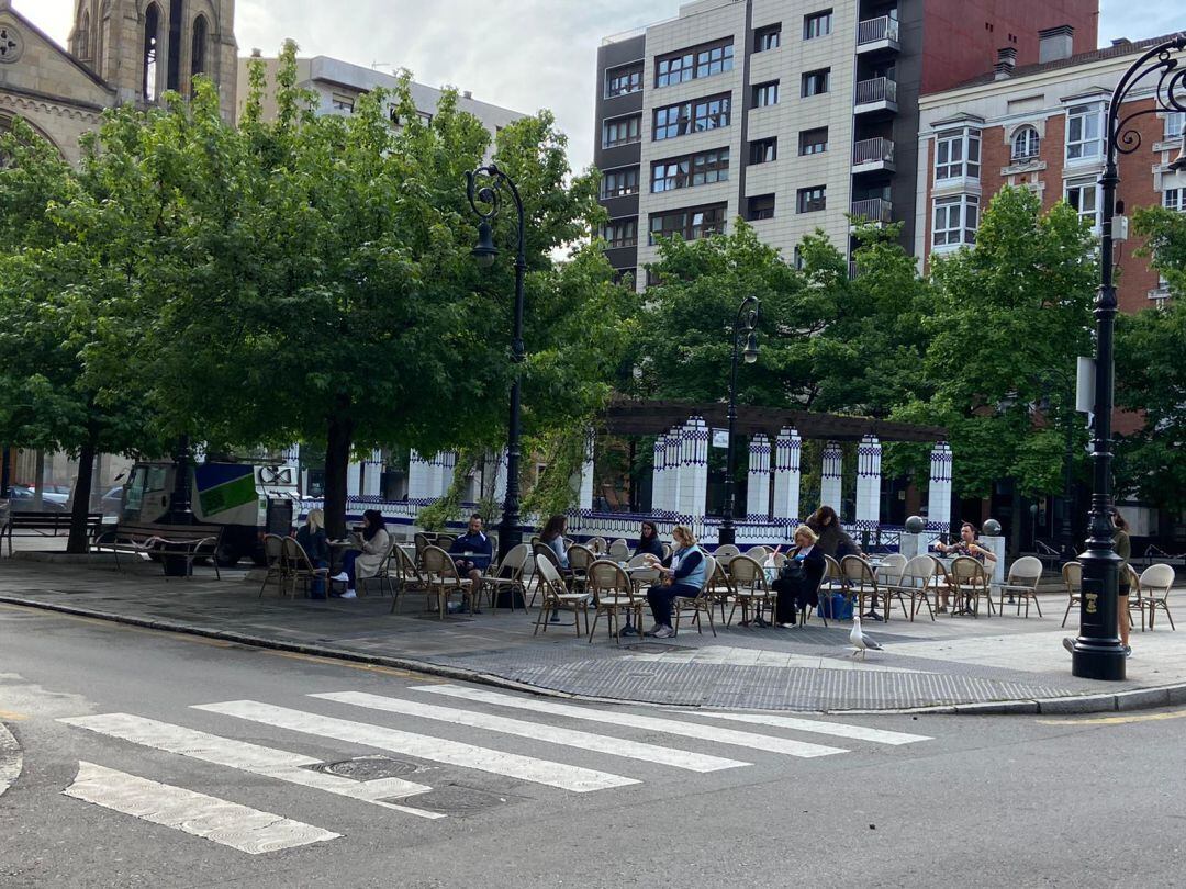 Una de las múltiples terrazas que arrancaba este lunes en Gijón.