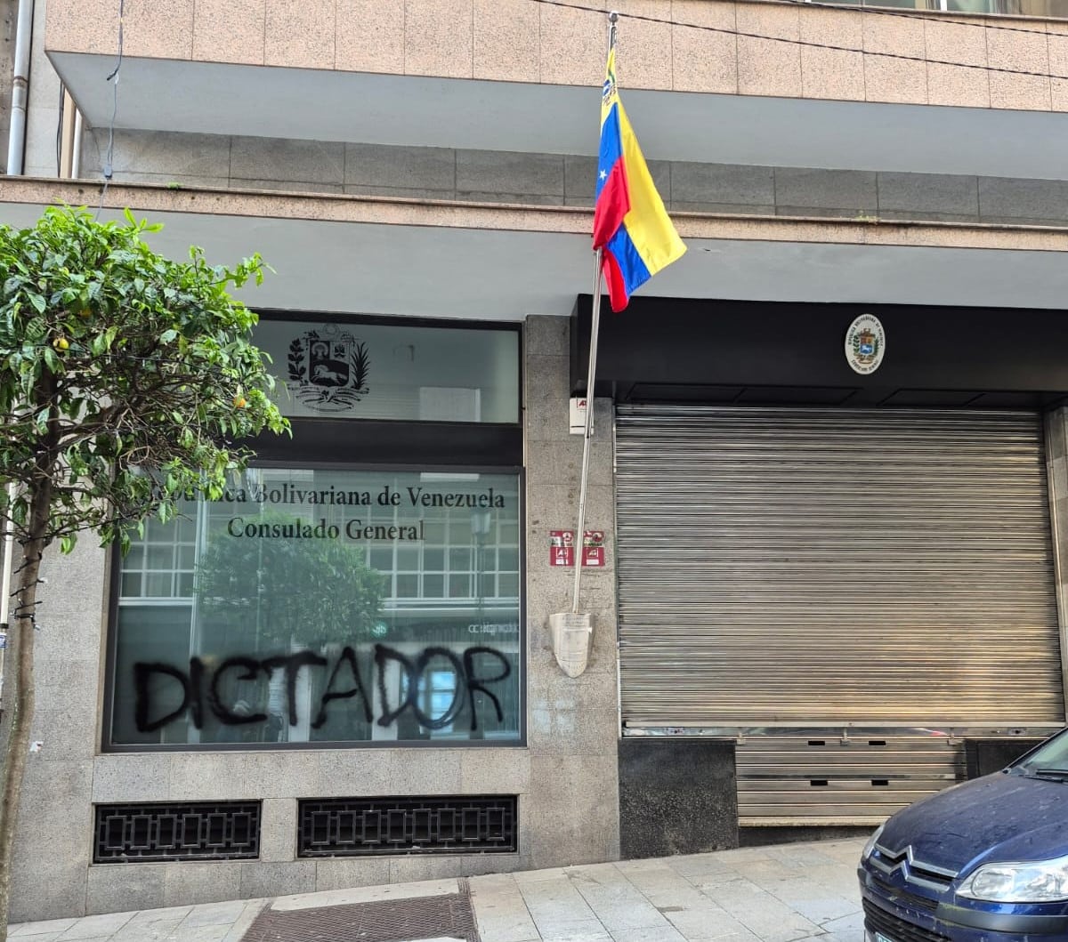 Una pintada vandaliza la sede del Consulado de Venezuela en Vigo