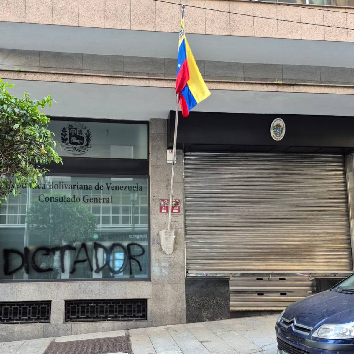 El Consulado de Venezuela en Vigo atribuye a la extrema derecha las pintadas de su fachada
