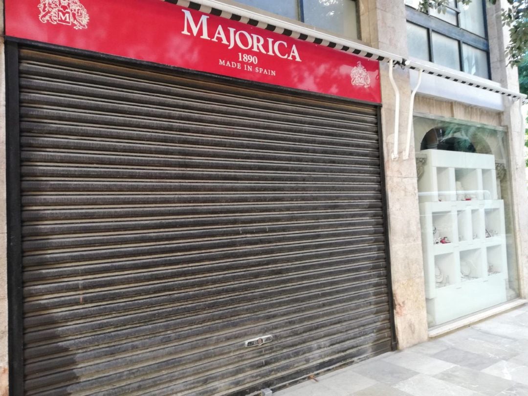 Archivo - La tienda de Majorica en la calle Palau Reial de Palma, cerca de la catedral, con la persiana bajada.