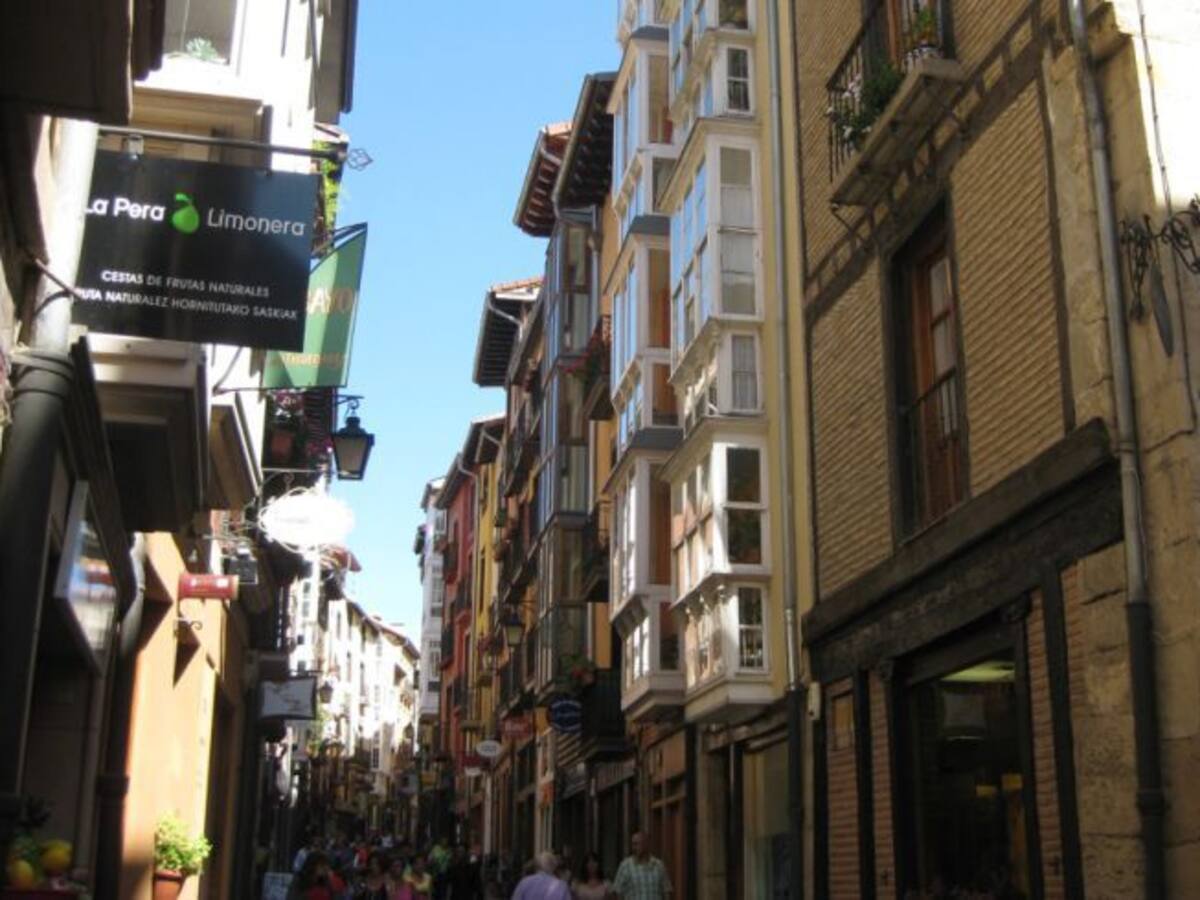 Un hombre encierra a su pareja durante 8 horas en un piso de Vitoria