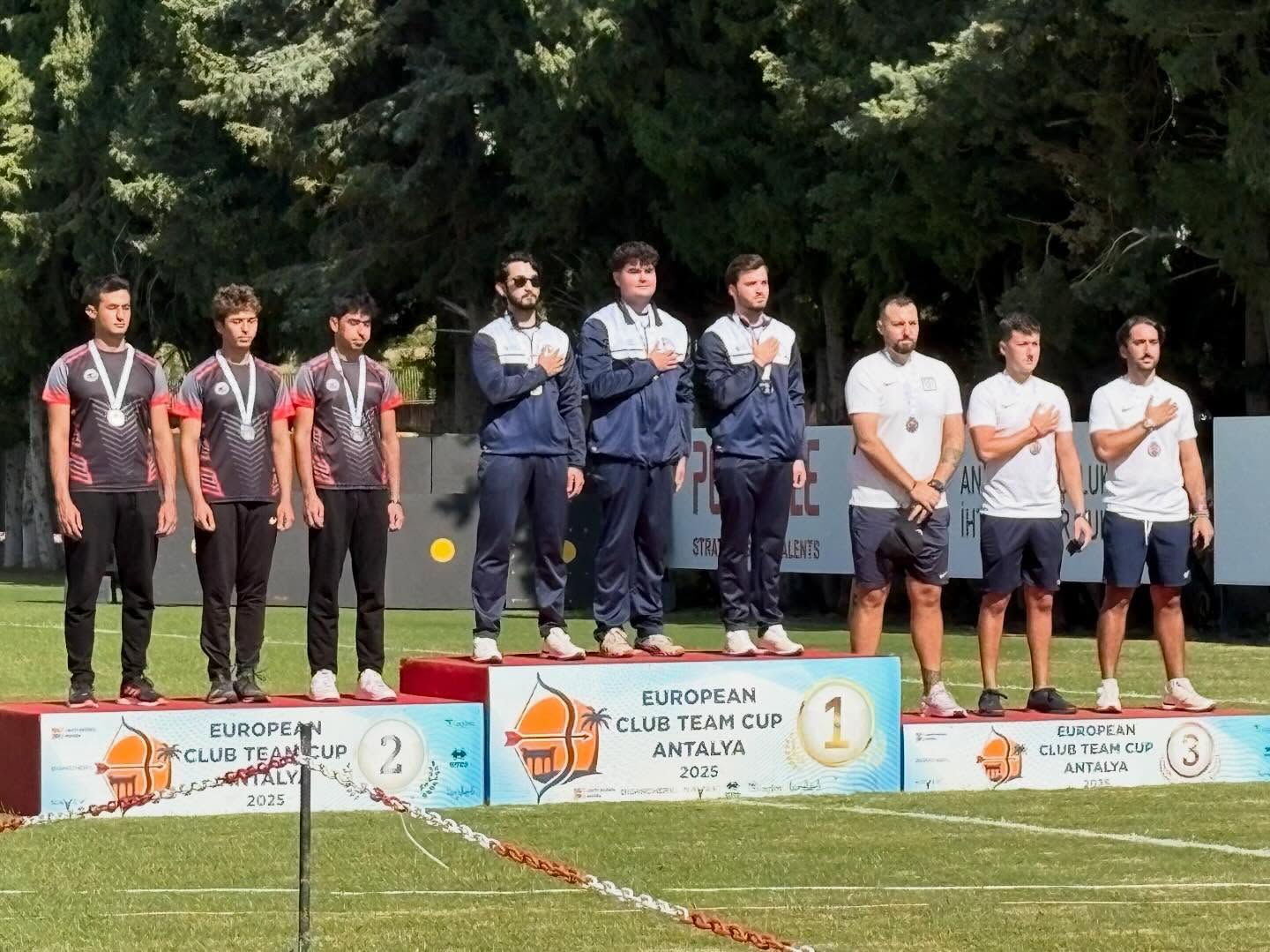 Francho en el centro del equipo campeón