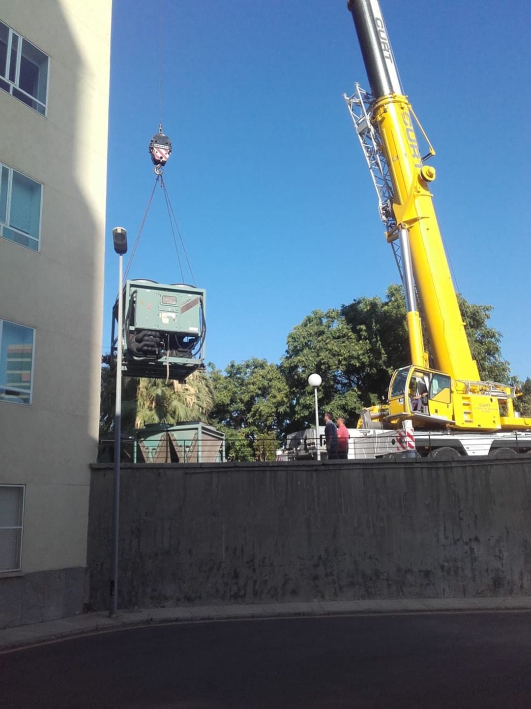 Una grúa traslada una de las enfriadoras que se están colocando en el edificio de Consultas Externas del Hospital General de Alicante, previo a las obras de ampliación.