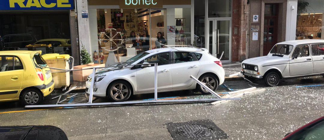 La terraza que se desplomó sobre un vehículo en la Calle Rosalía de Castro 