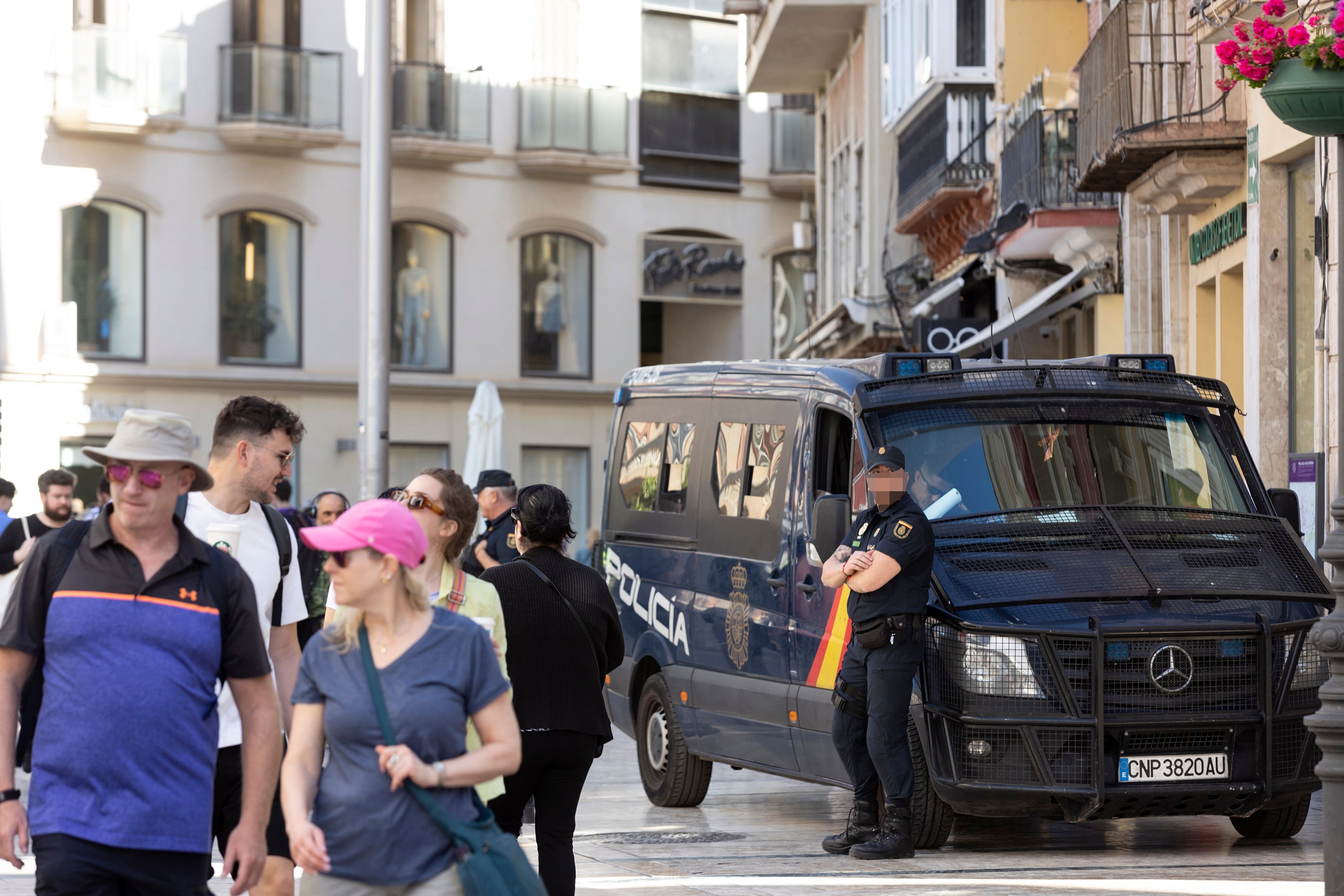 MÁLAGA, 12/04/2023.- Miembros de la Policía Nacional vigilan el entorno del centro de Málaga