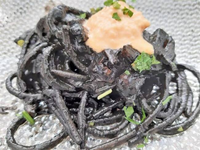 Spaghetti con tinta de calamar, mousse de burrata y `nduja picante