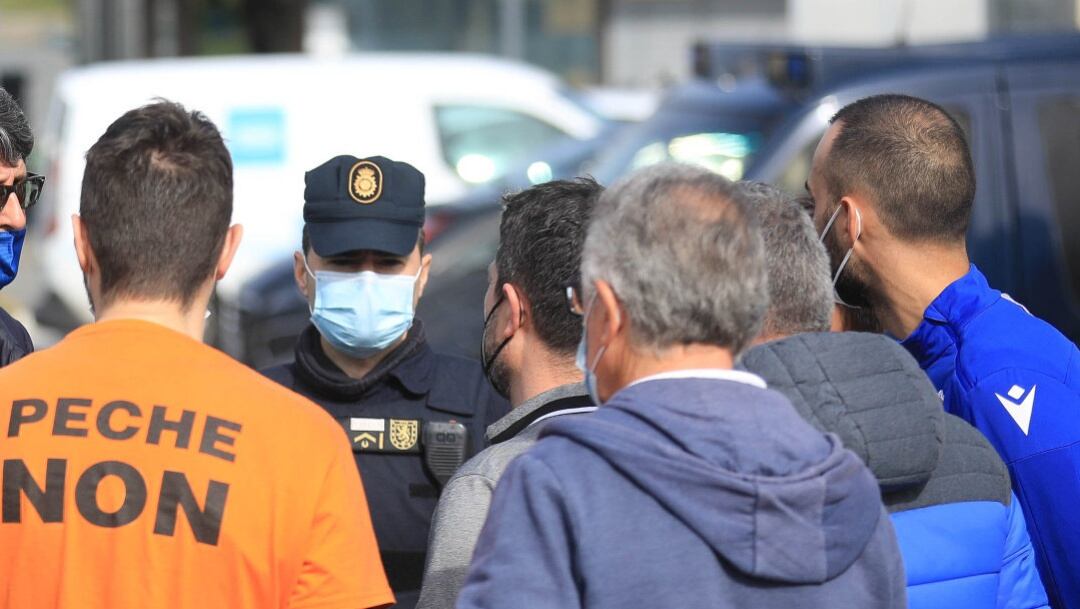 Varios agentes con trabajadores en las inmediaciones de la fábrica de Alu Ibérica en A Coruña.