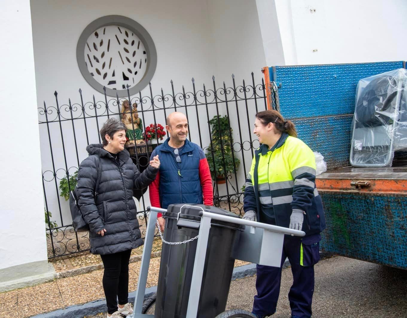 El Ayuntamiento de Andújar entrega a las pedanías los nuevos carros de limpieza de sus calles