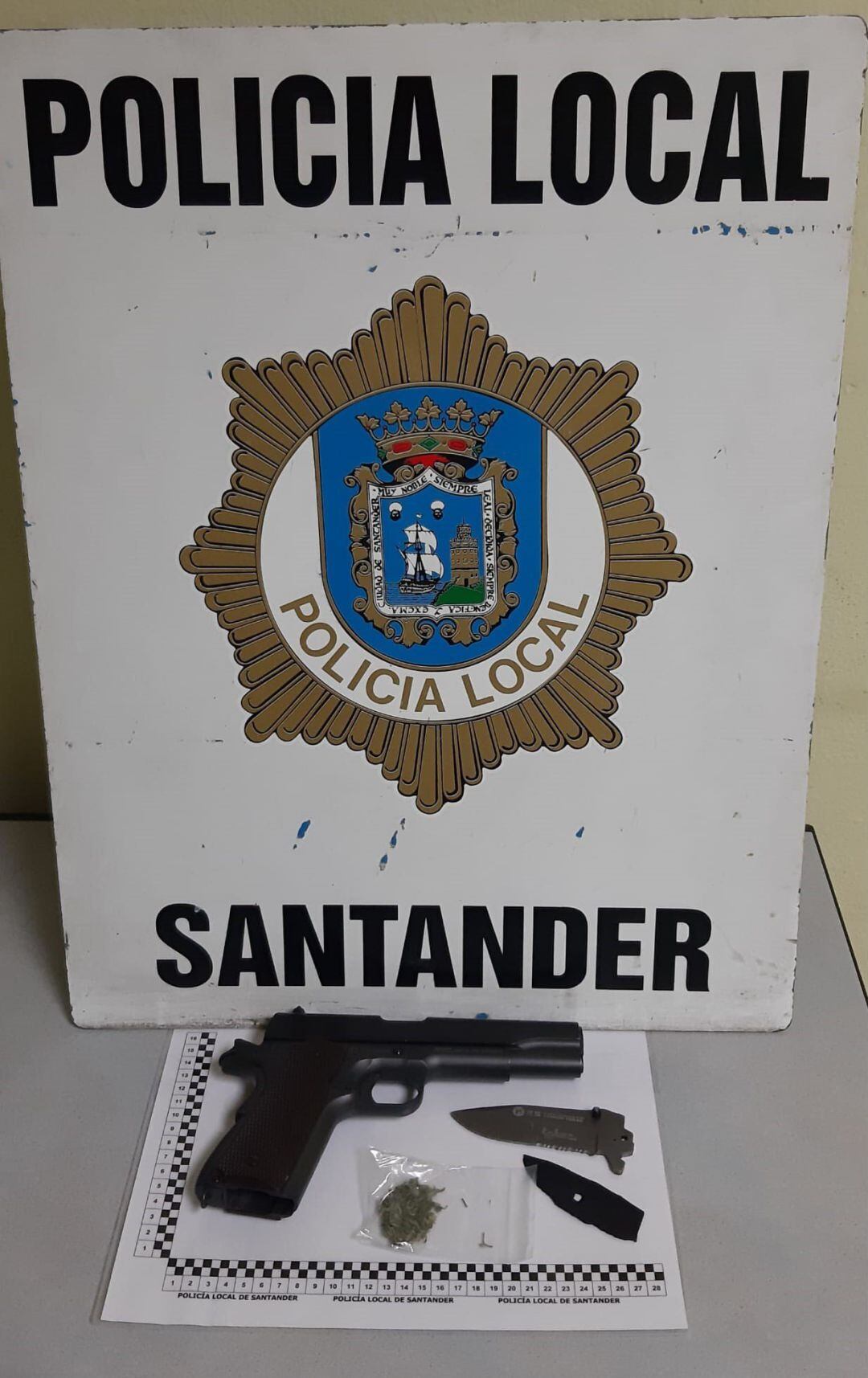 Pistola y otras armas 
 POLICÍA LOCAL DE SANTANDER
 