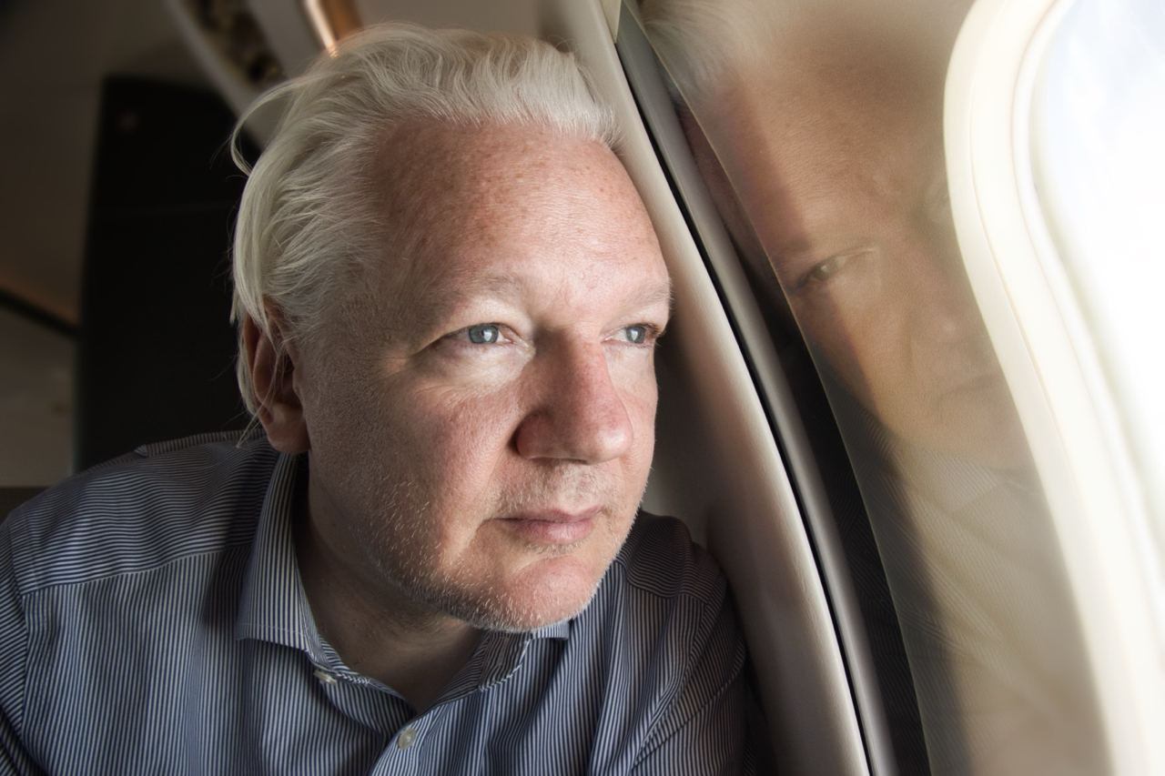 El fundador de Wikileaks, Julian Assange, en una imagen publicada por Wikileaks en X mientras su avión se aproxima al aeropuerto de Bangkok - SOLO USO EDITORIAL/SOLO DISPONIBLE PARA ILUSTRAR LA NOTICIA QUE ACOMPAÑA (CRÉDITO OBLIGATORIO) -