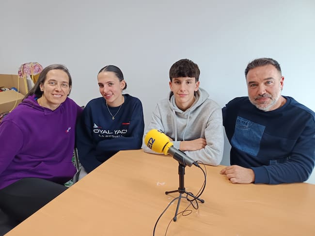 Profesores y alumnos del IES Harévolar (Alovera, Guadalajara) De izquierda a derecha: Laura, Nuria, Marco y César