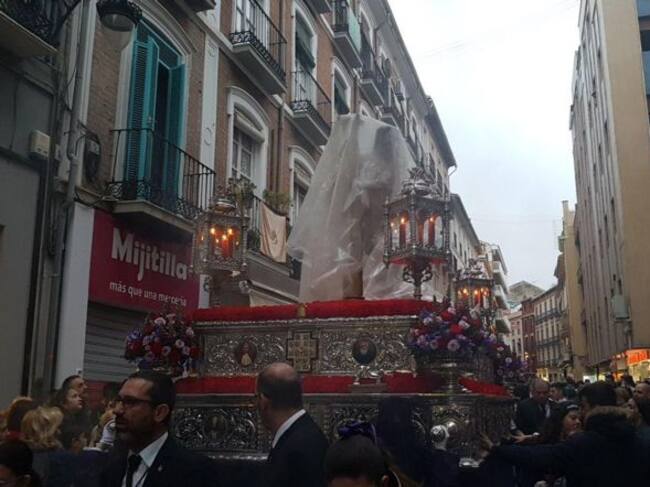 La imagen del Señor de la Paciencia bajo plásticos