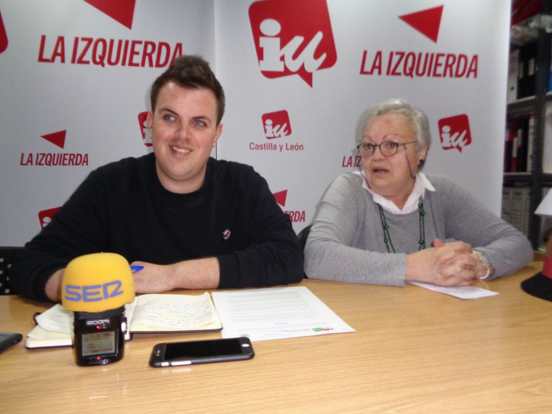 El concejal de IU en el ayuntamiento de Aranda Jonatan Gete junto a la coordinadora local de la coalición, Concha Rollizo