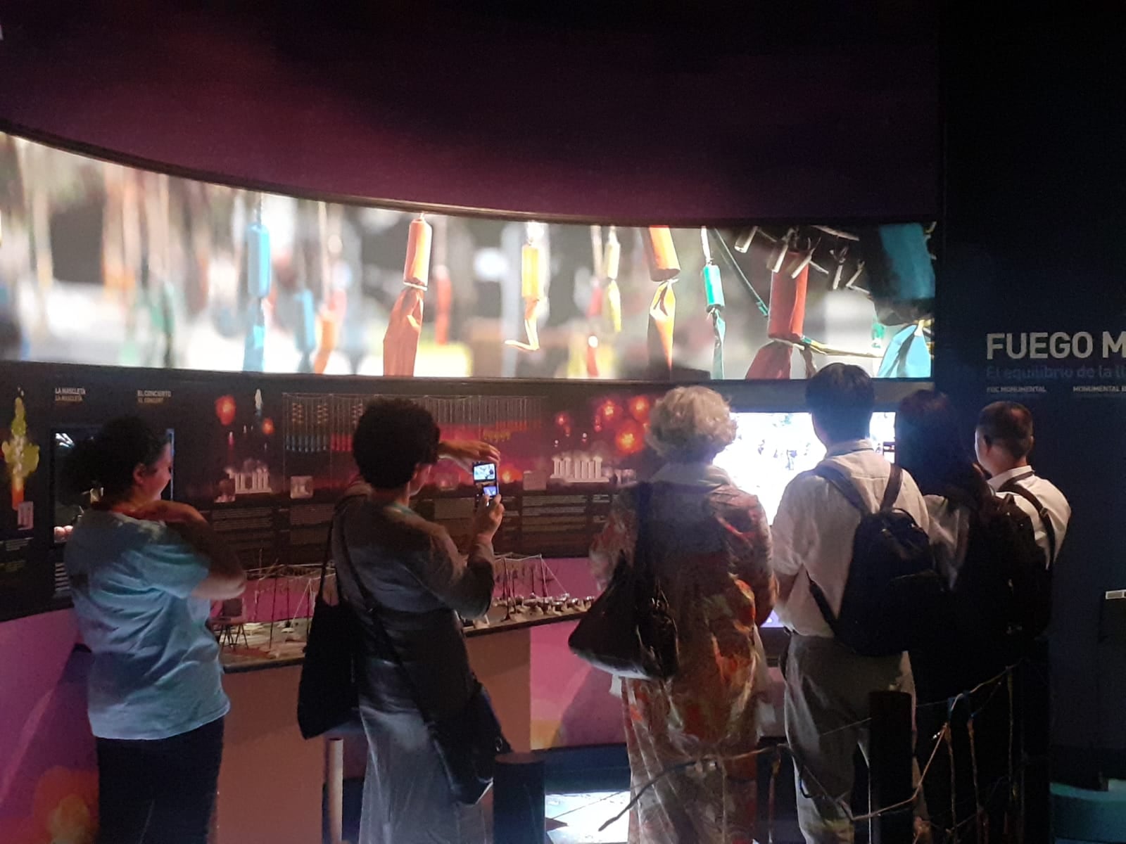 Representantes de diferentes museos internacionales visitando el Museu Faller de Gandia.