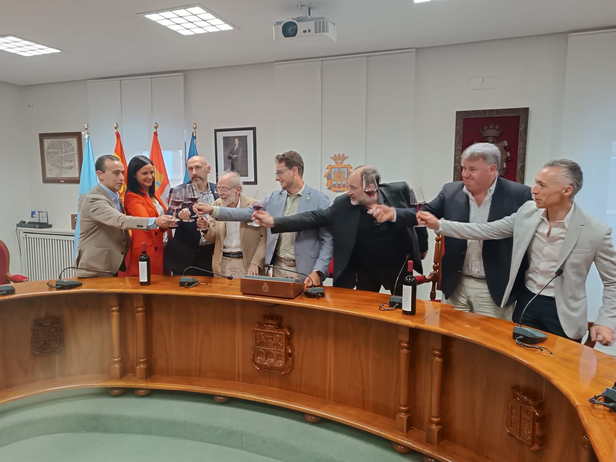 Un brindis en el salón de plenos antes de salir a la plaza