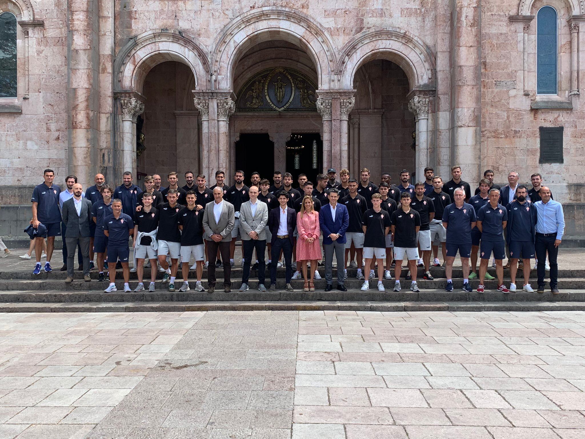 El Sporting, ante la basílica de Covadonga.